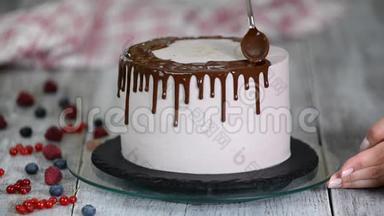 巧克力蛋糕上的糖霜。 白色蛋糕上覆盖着巧克力和奶油。 巧克力蛋糕装饰。